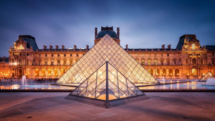 Éxposition de l'Oozbékistan dans le Musée du Louvre