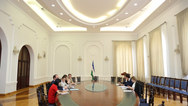 Signing an agreement with the Louvre Museum