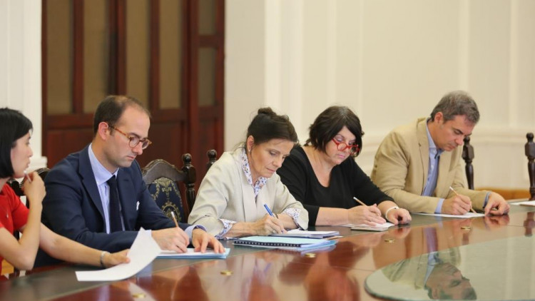 Signing an agreement with the Louvre Museum